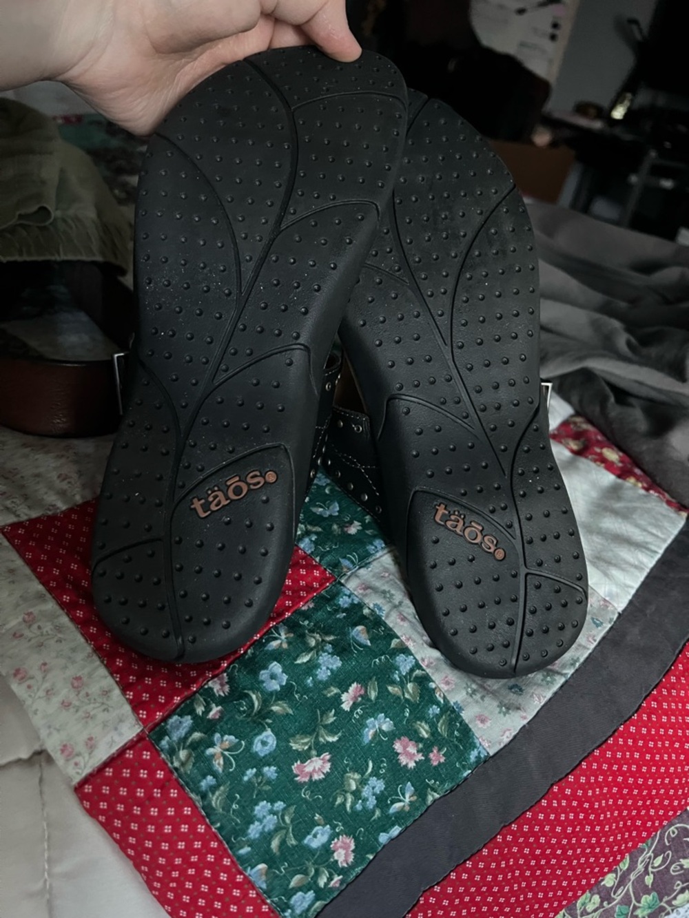 MAKE AN OFFER - TAOS Flash Leather Grommet Studded Thong Arch Support Sandals - Picture 4 of 5